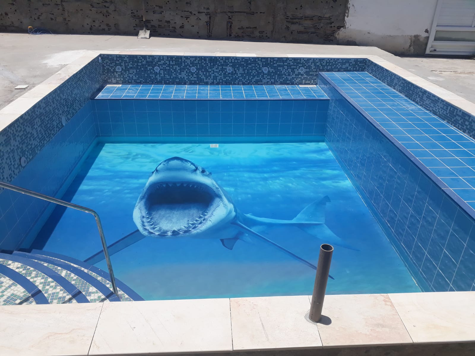Piscina com revestimento azul e arte 3D — obra entregue