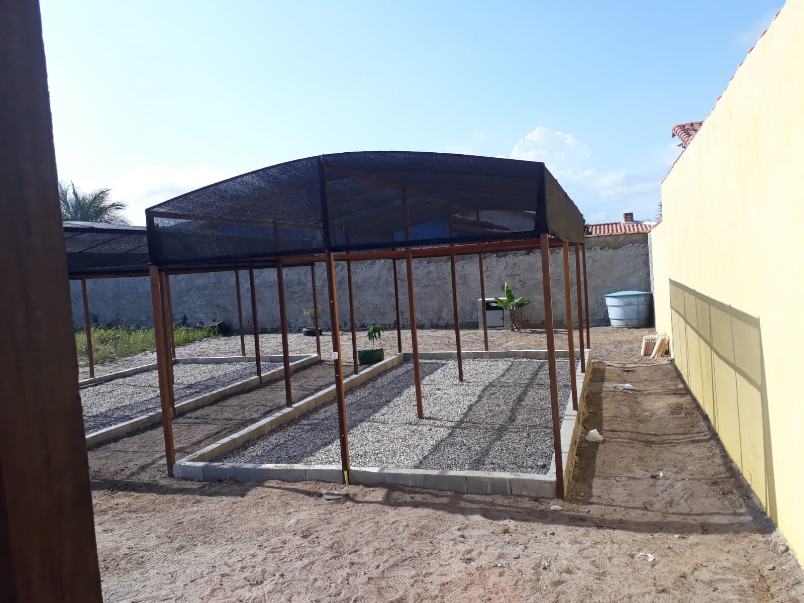 Estrutura metálica com cobertura de sombrite