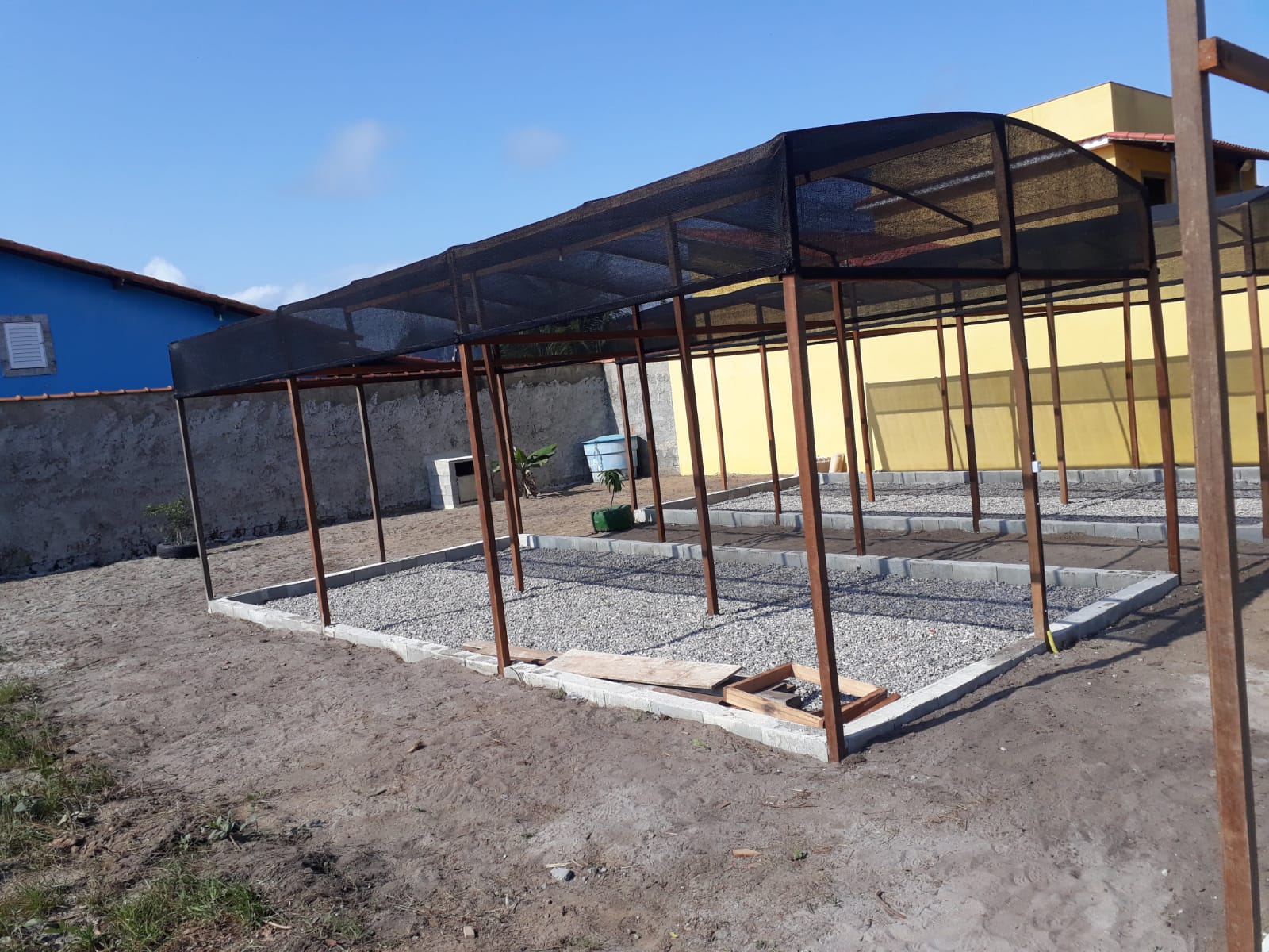 Pergolado externo com estrutura de madeira