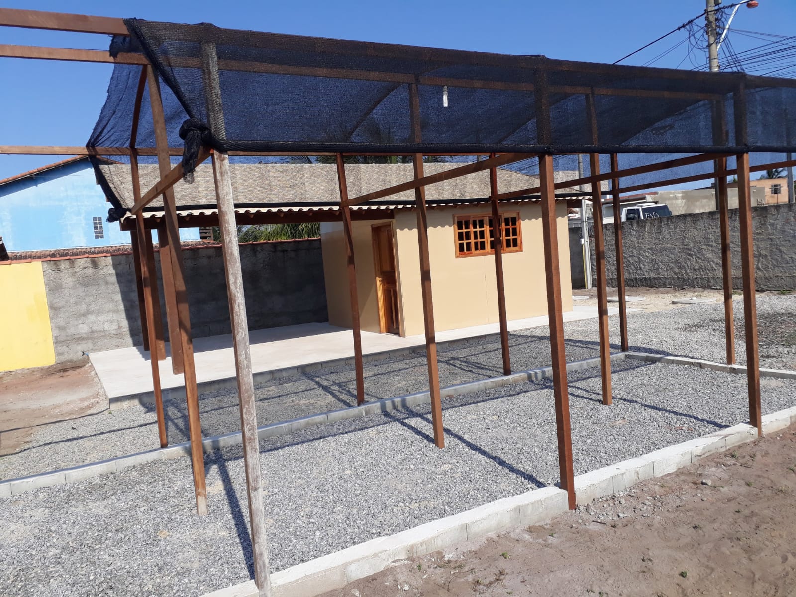 Estrutura para pergolado com cobertura sombrite