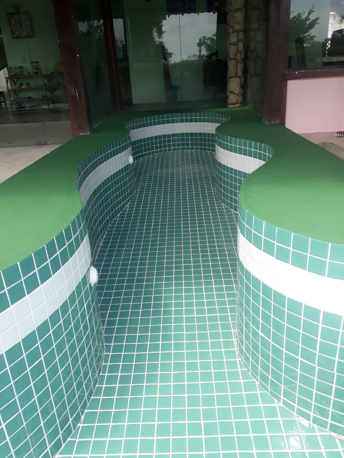 Piscina com revestimento em pastilhas verdes