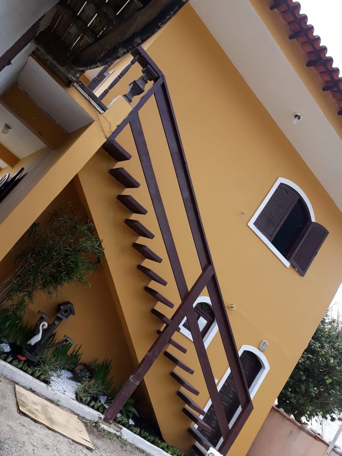 Escada externa em concreto com acabamento e pintura