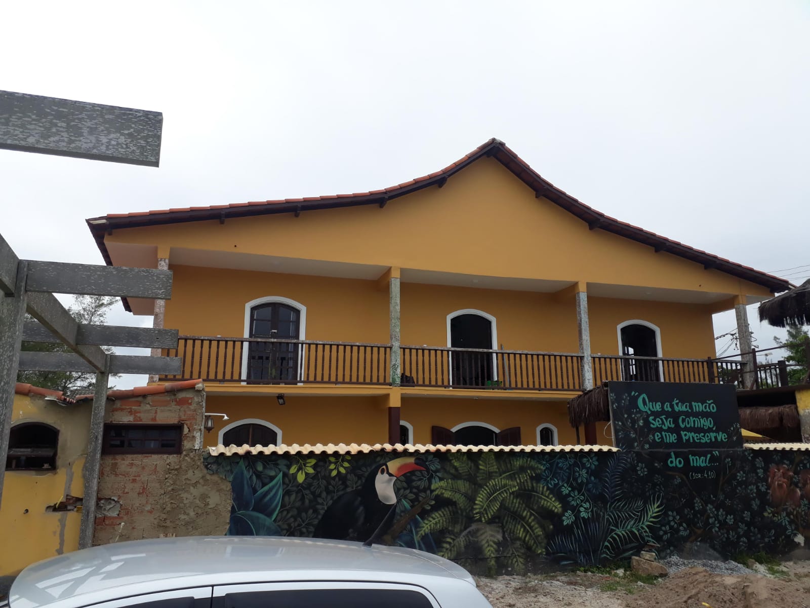 Escada externa em madeira e fachada pintada