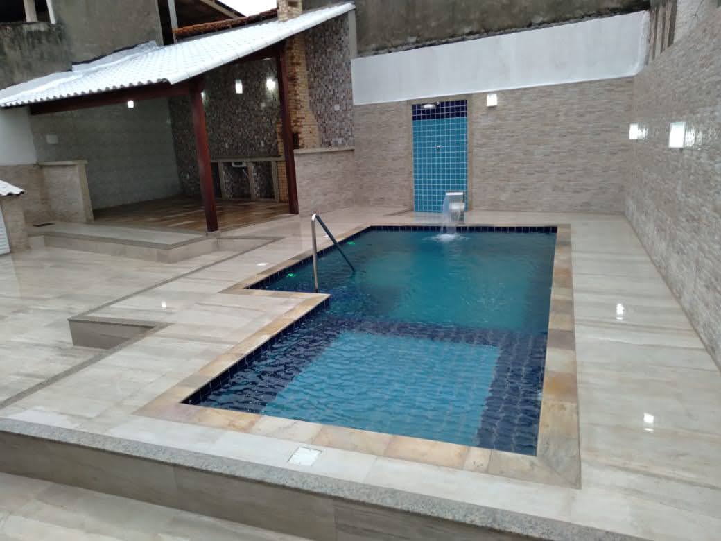Piscina premium finalizada com cascata e porcelanato