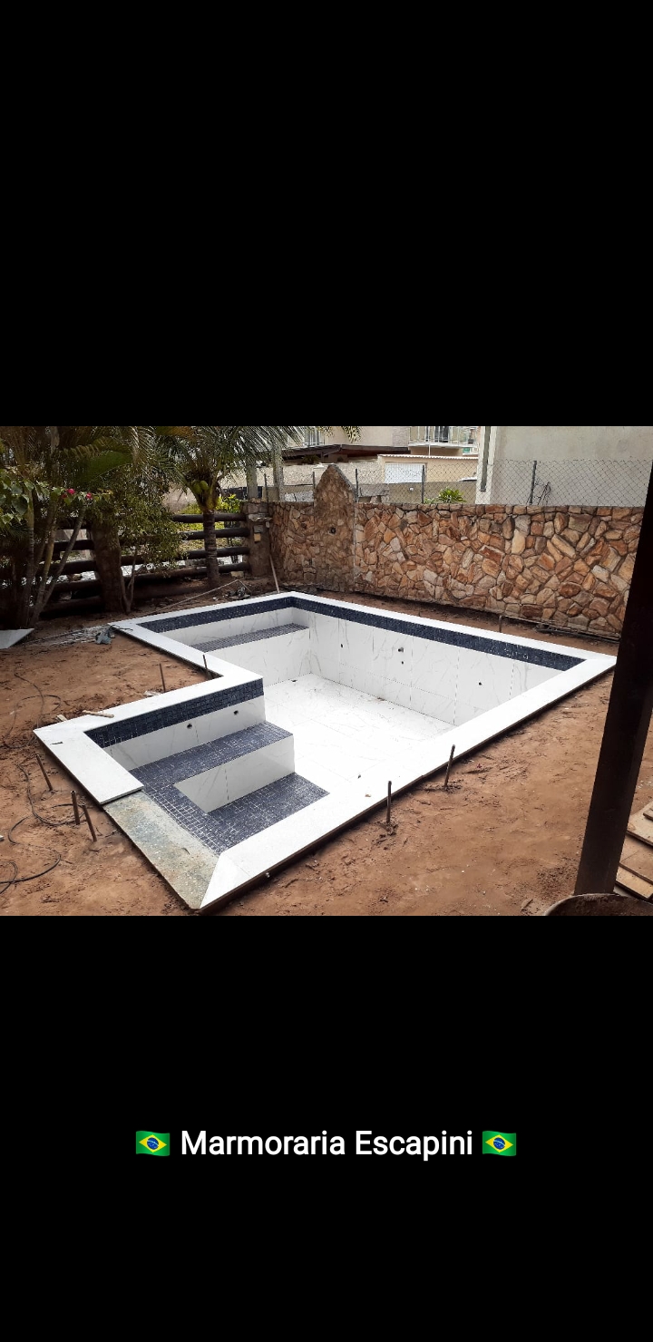 Construção de piscina com revestimento em pastilhas