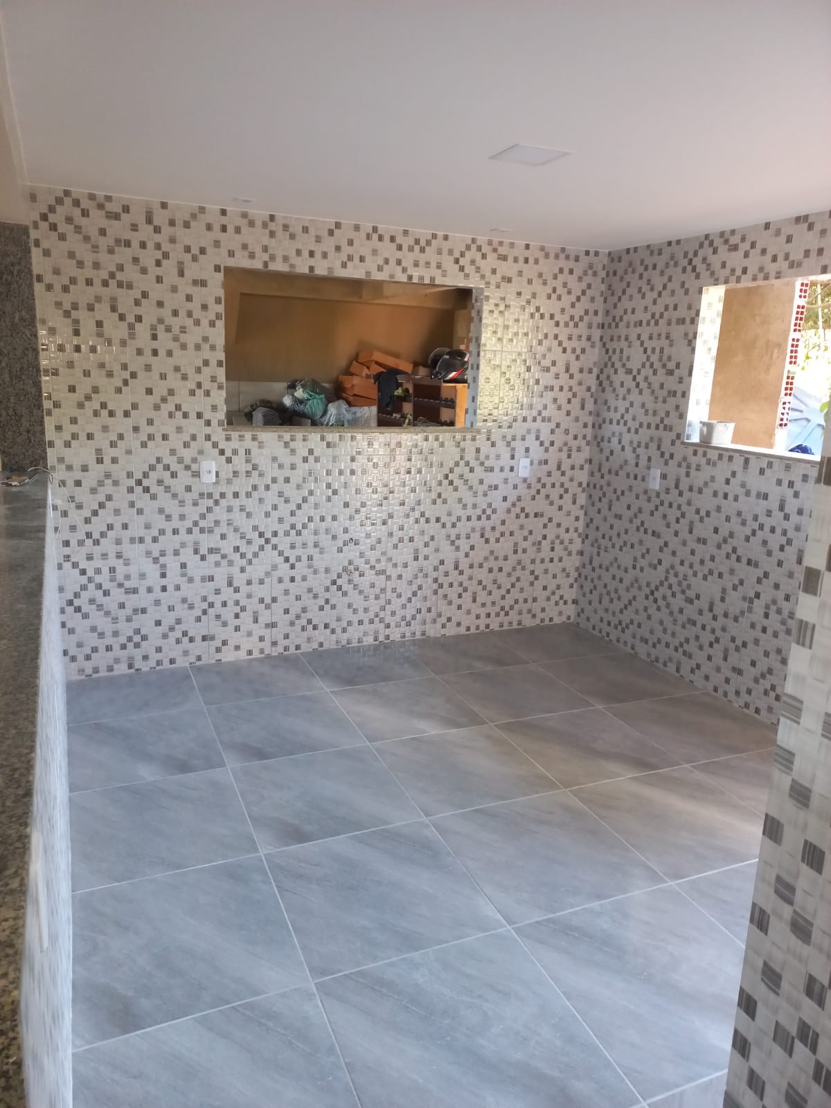 Área gourmet revestida em pastilhas com piso porcelanato