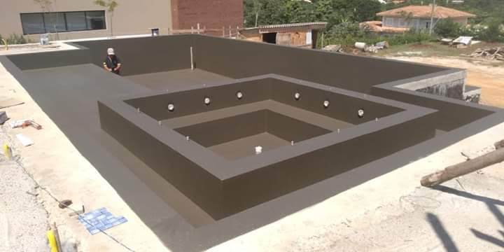 Construção de piscina com acabamento profissional