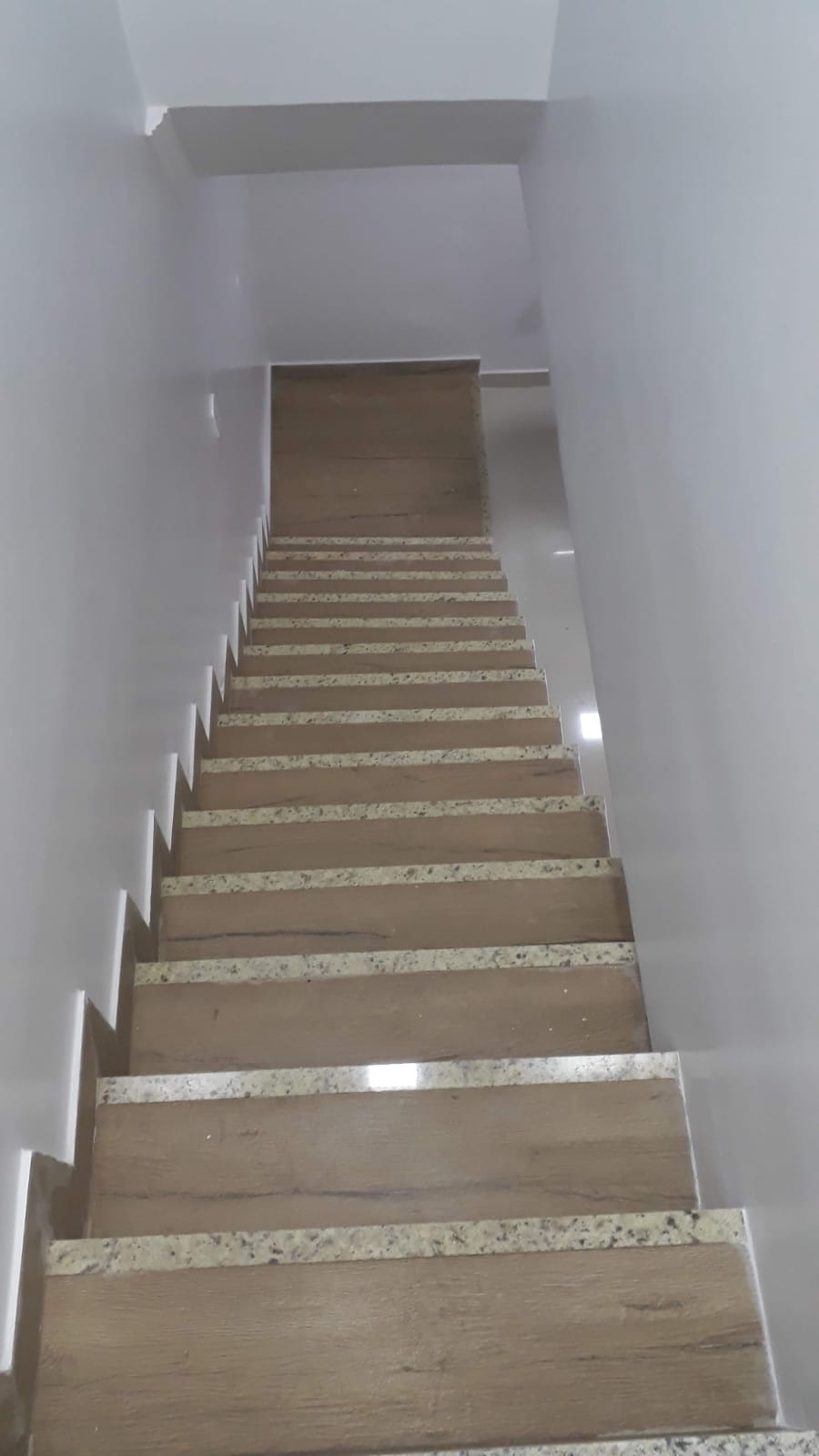 Escada com acabamento em porcelanato amadeirado