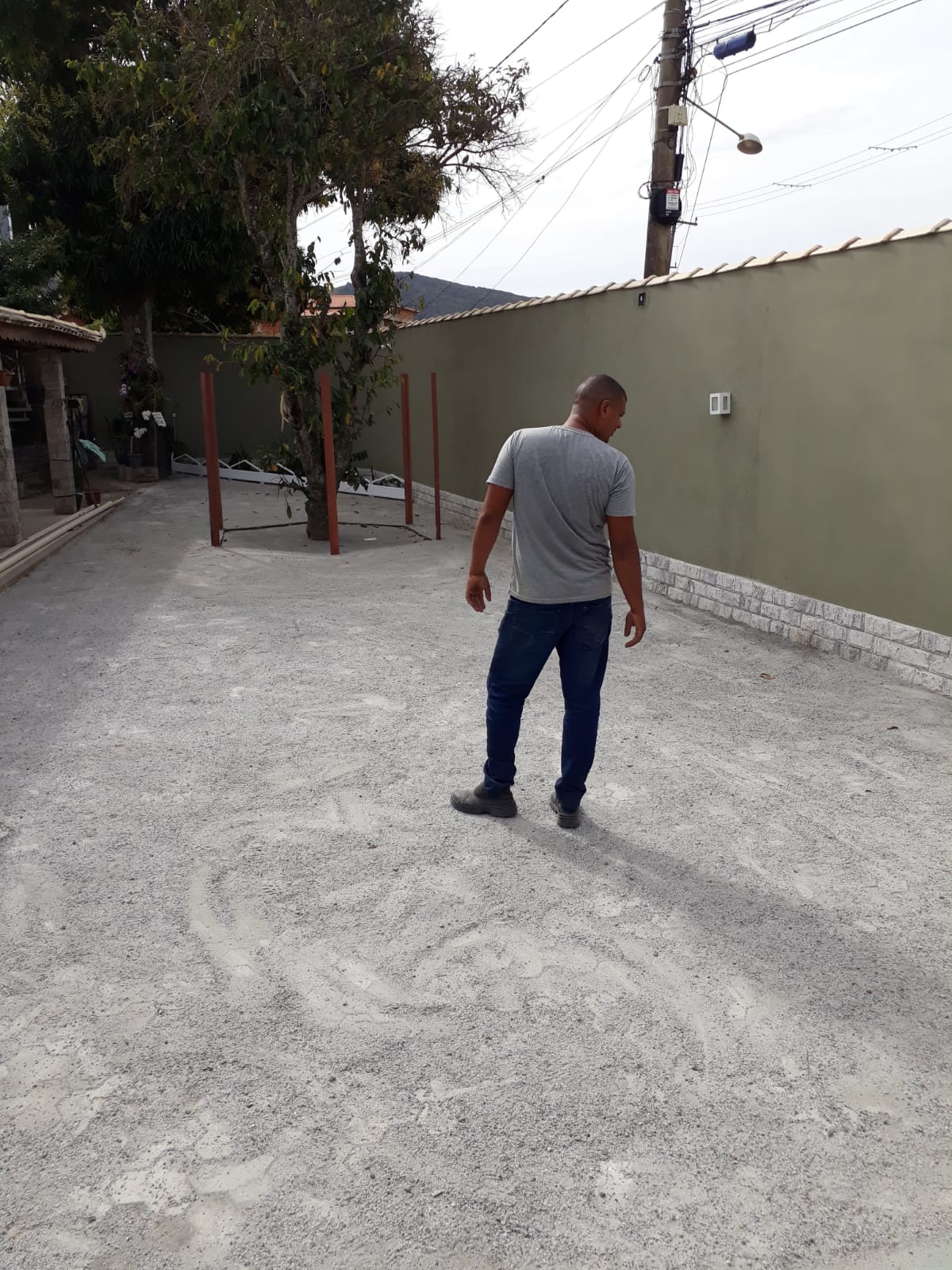 Pátio nivelado pronto para piso